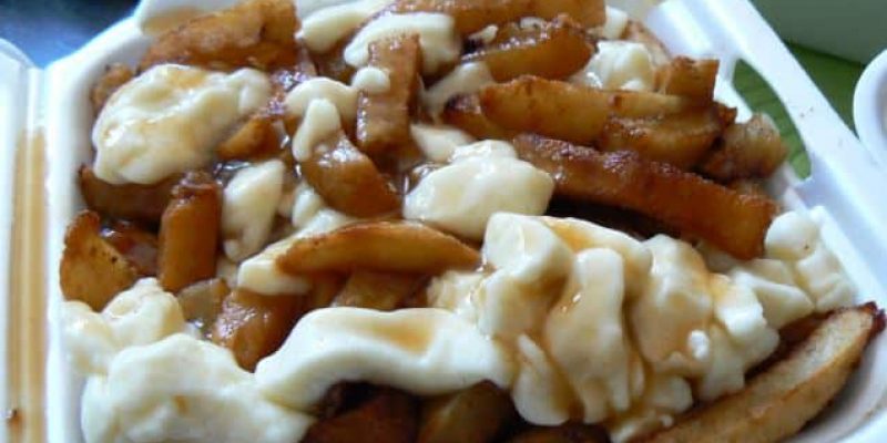 Recette authentique de poutine canadienne : plat du Quebec !