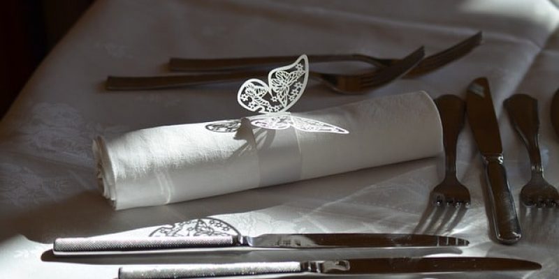 Quelle ménagère offrir pour de bons couverts de table ?