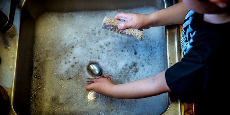 Quelle tâche en cuisine confier à son enfant ?