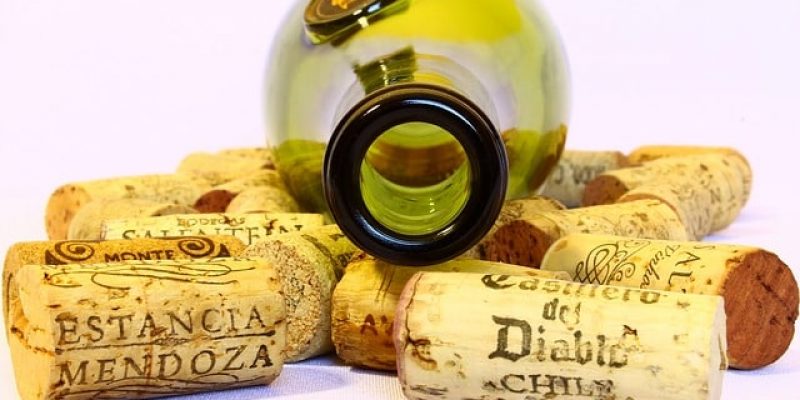 Comment ouvrir une bouteille de vin sans tire-bouchon ?